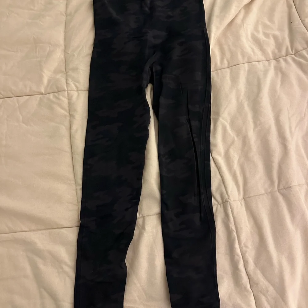 Women's Camouflage Leggings - Picture 2 of 4